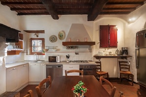 Kylskåp, mikrovågsugn, ugn och spishäll