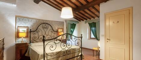 5 bedrooms, WiFi, bed sheets