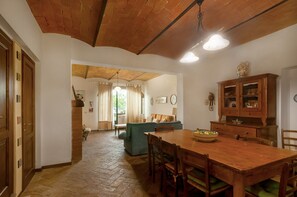 Interior - Limonaia – Elegant Tuscan Apartment with Spacious Rooms, Pool, and Relaxation (Montespertoli)