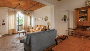Un salon comprenant un canapé, une table à manger et un meuble en bois.