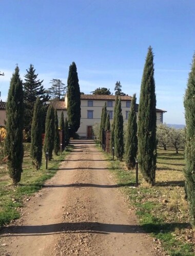 Limonaia – Elegant Tuscan Apartment with Spacious Rooms, Pool, and Relaxation