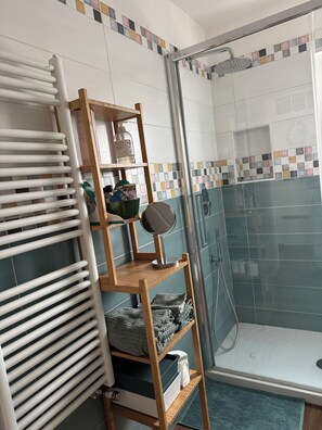 Shower, hair dryer, bidet, towels - Warm atmosphere and bright apartment in North Rome a few km from the center (Roma)