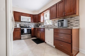 House, Garden View | Private kitchen - 5 Woods Dr (Mechanicsburg)