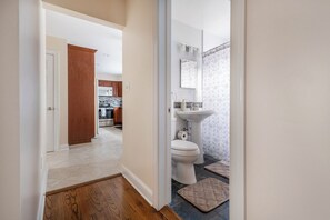 Un pasillo que conduce a una cocina y un baño.