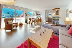 TV, DVD player, books, stereo - Sunny "Maximilian" vacation apartment in Garmisch with panoramic view and south-facing balcony (Garmisch-Partenkirchen)