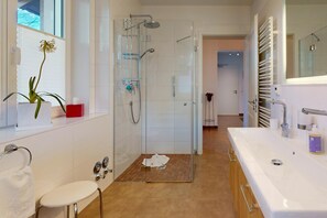 Shower, hair dryer, bidet, towels - Sunny "Maximilian" vacation apartment in Garmisch with panoramic view and south-facing balcony (Garmisch-Partenkirchen)