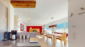 Cozinha moderna com cafeteira, recipientes de armazenamento e uma ilha de madeira.