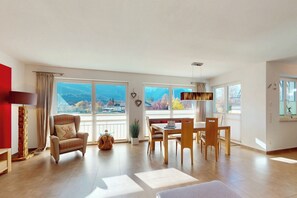 TV, DVD player, books, stereo - Sunny "Maximilian" vacation apartment in Garmisch with panoramic view and south-facing balcony (Garmisch-Partenkirchen)