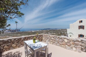 Outdoor dining - Zatrikion - Villas - Sleeps 2 - Thira Retreat (Pyrgos)