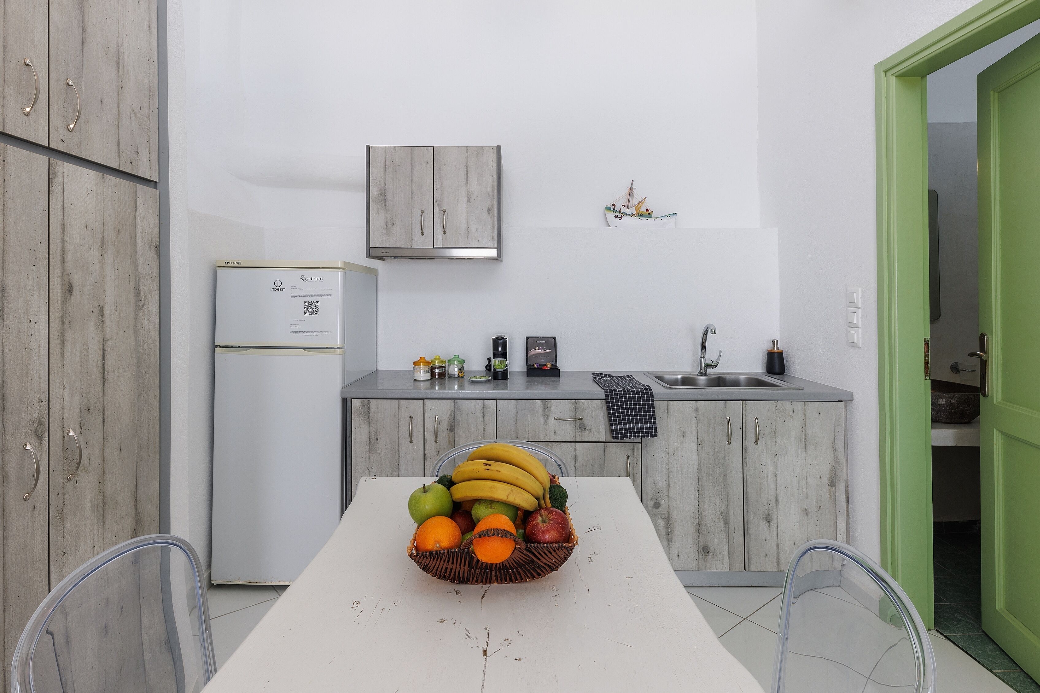 Jääkaappi, liesi, vedenkeitin