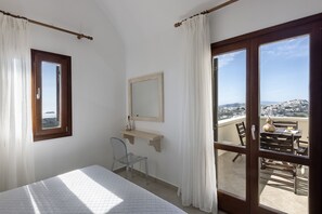 1 bedroom, iron/ironing board, free WiFi, bed sheets - Zatrikion - Villas - Sleeps 2 - Thira Retreat (Pyrgos)