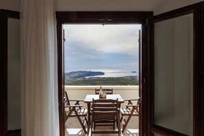 Dining - Apartment - Sleeps 4 - Parking - Sea View (Pyrgos)