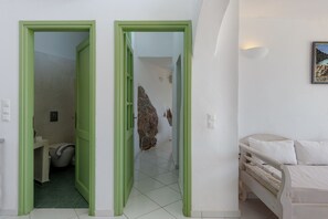 1 bedroom, iron/ironing board, free WiFi, bed sheets - Zatrikion - Villas - Sleeps 2 - Thira Retreat (Pyrgos)