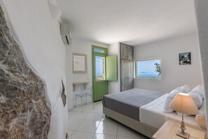1 bedroom, iron/ironing board, free WiFi, bed sheets - Zatrikion - Villas - Sleeps 2 - Thira Retreat (Pyrgos)