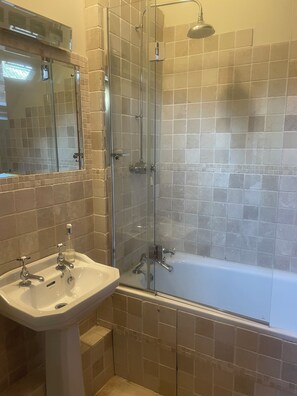 Hårtork, handdukar, tvål och toalettpapper