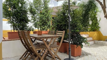 House, 1 Queen Bed, Patio | Outdoor dining