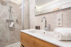 Shower, hair dryer, towels - Antonia vacation apartment (Sylt)