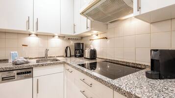 Kühlschrank, Mikrowelle, Ofen, Herdplatte