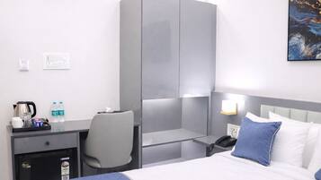 Deluxe Double Room, 1 Queen Bed | Premium bedding, minibar, in-room safe, desk