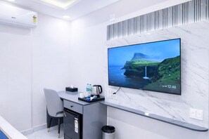 Kahden hengen perhehuone, 1 suuri parisänky | Televisio