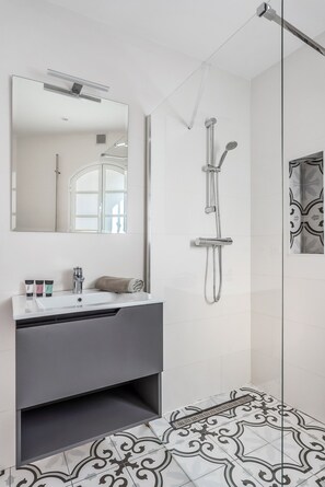 Shower, hair dryer, towels - Sea View Home with 3 Terraces near Burriana Beach (Nerja)