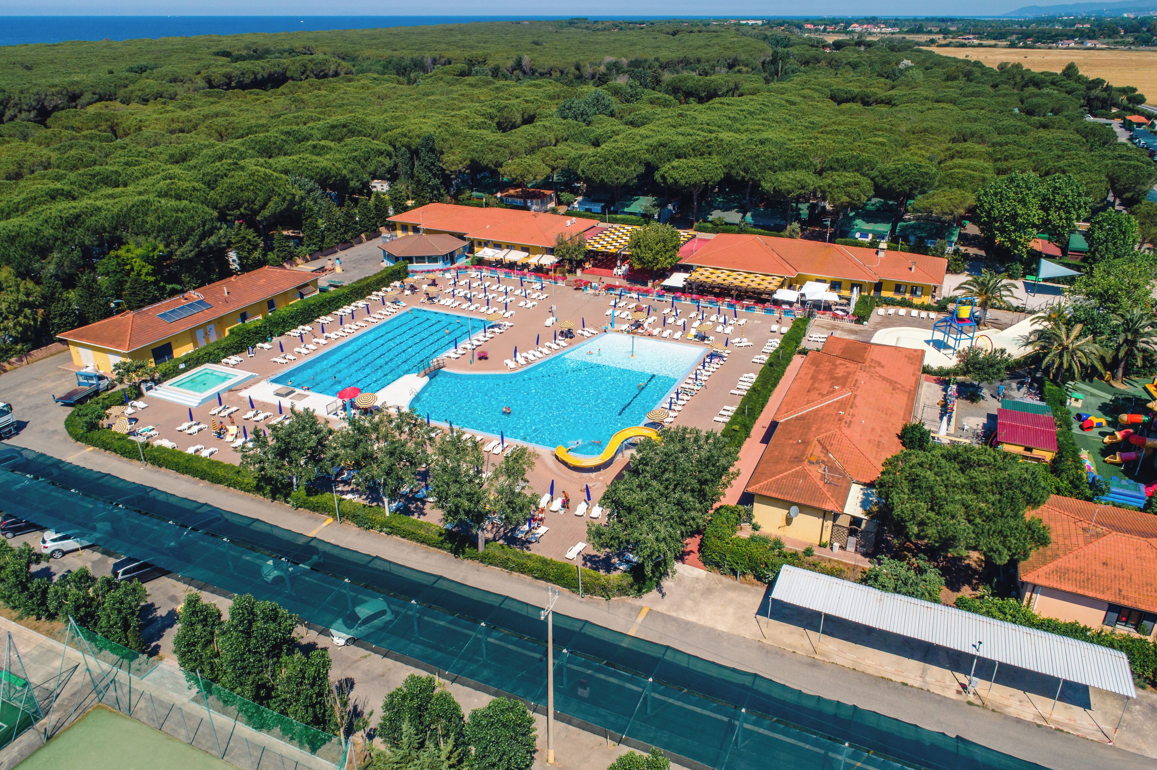 Una piscina al aire libre de temporada