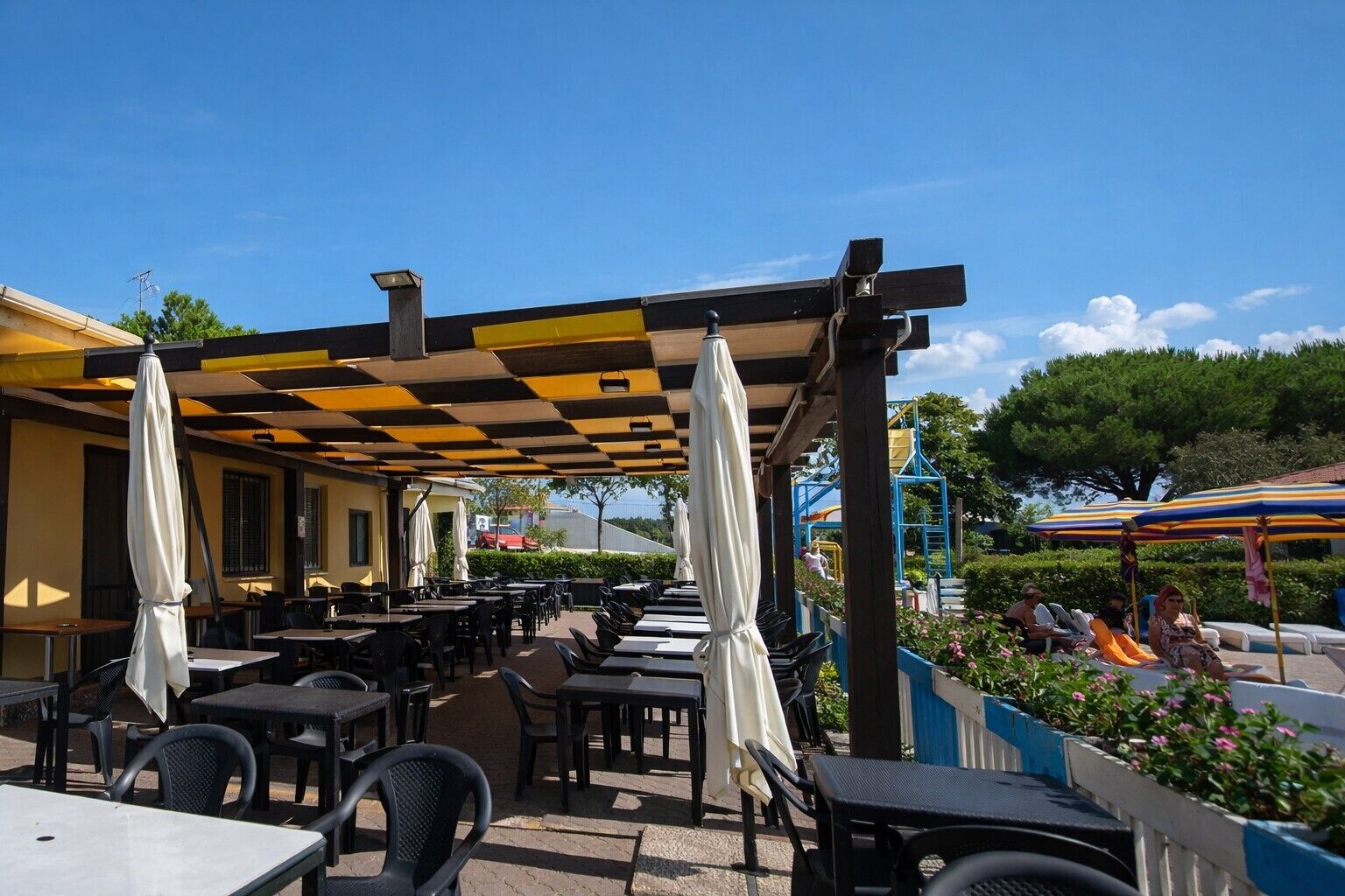 屋外ダイニングエリア