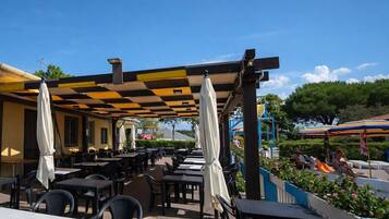 屋外ダイニングエリア