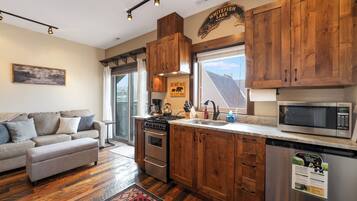 Fridge, oven, stovetop, coffee/tea maker