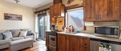 Fridge, oven, stovetop, coffee/tea maker