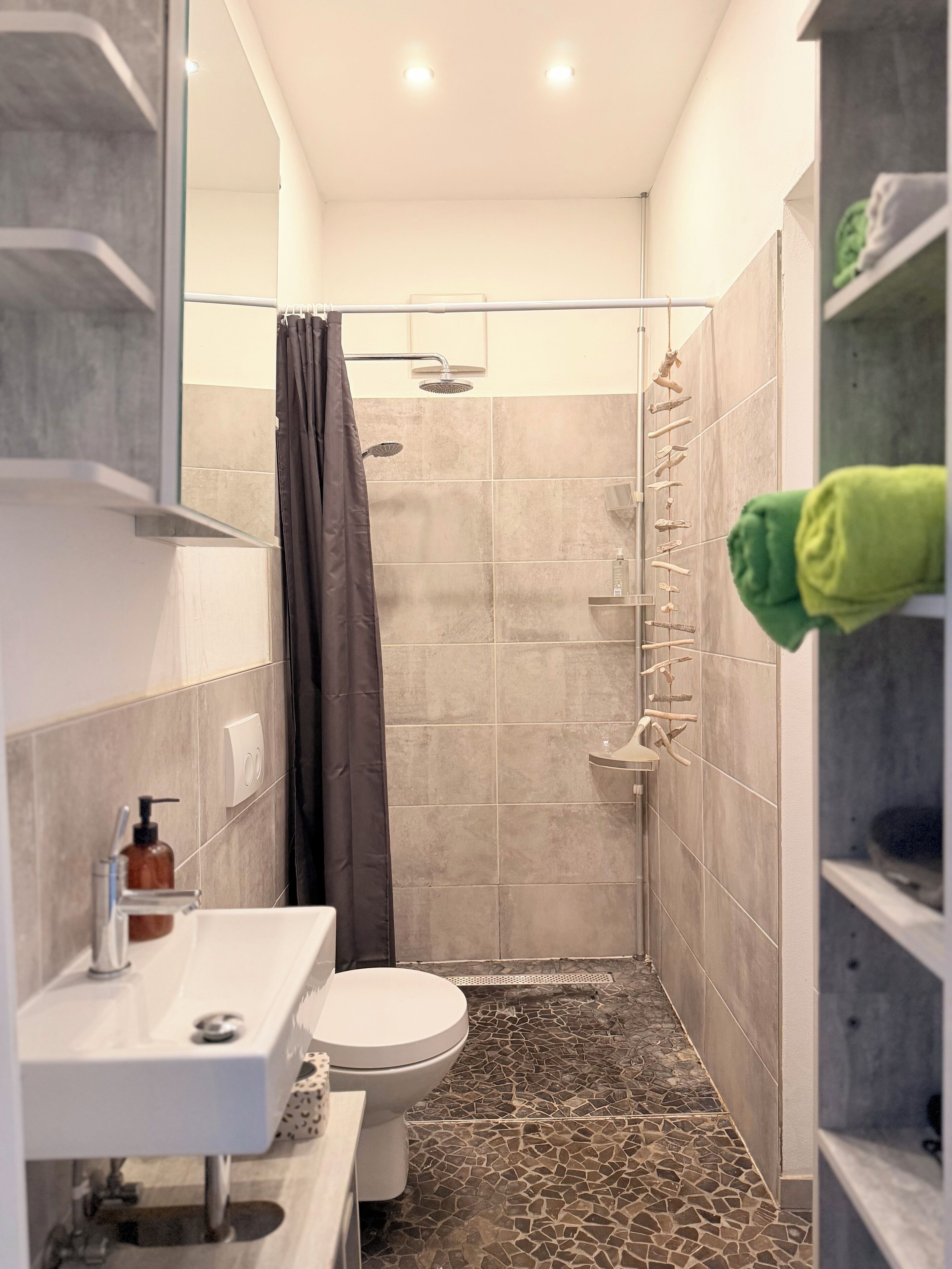 Secador de pelo, toallas, jabón y papel higiénico