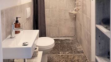 Secador de pelo, toallas, jabón y papel higiénico