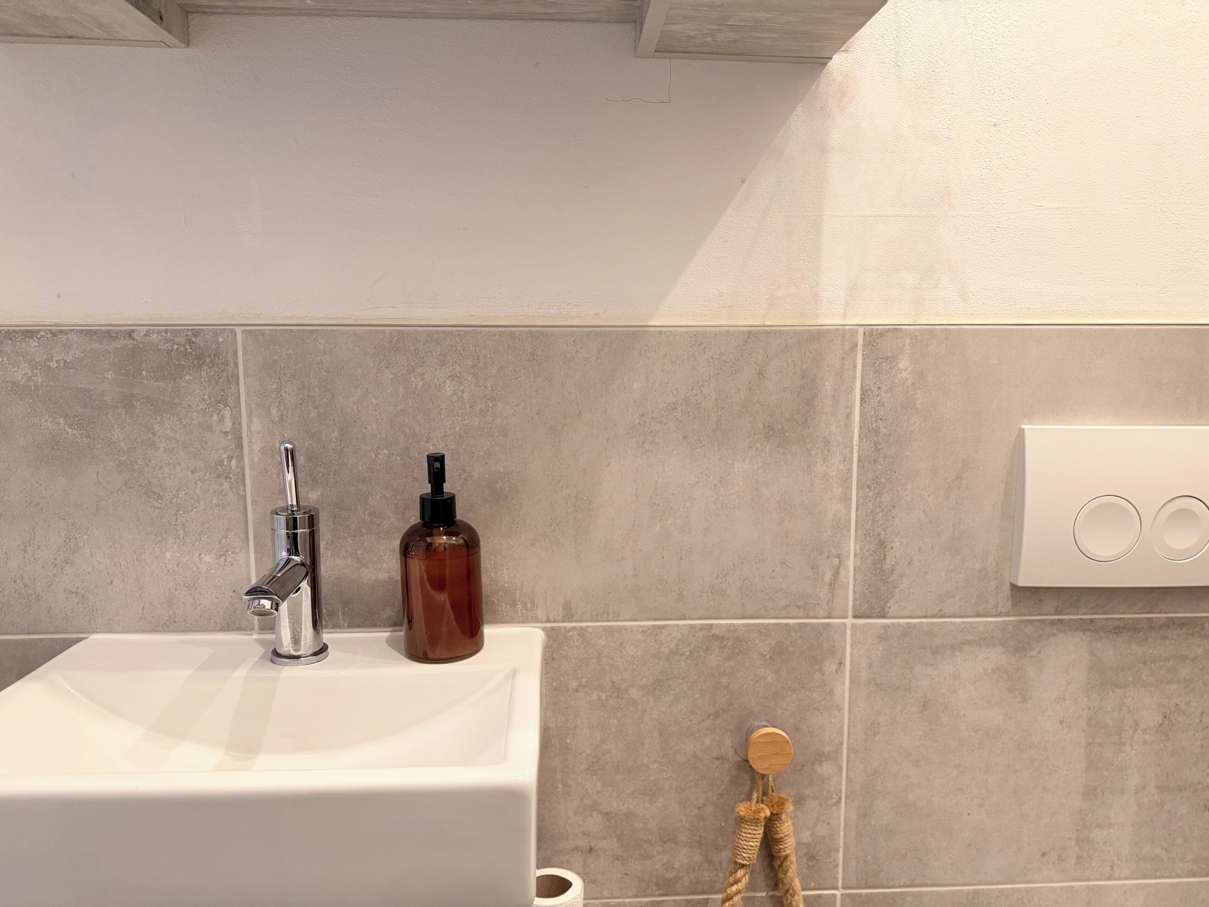 Haartrockner, Handtücher, Seife, Toilettenpapier