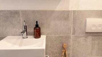Haartrockner, Handtücher, Seife, Toilettenpapier