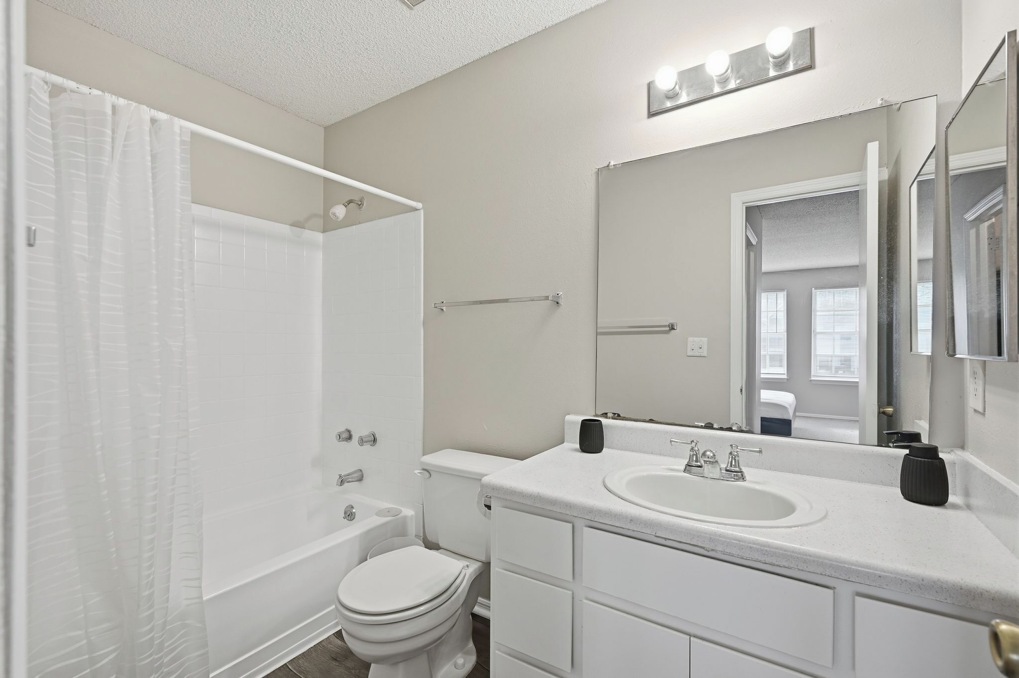 Een badkamer met toilet, wastafel en douche.
