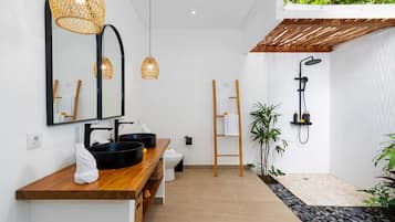 Basic Villa | Bathroom | Shower, hair dryer, towels, soap
