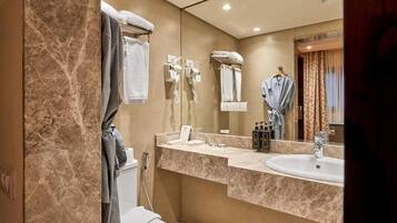 Suite Junior, vue montagne | Salle de bain | Douche, articles de toilette gratuits, sĂšche-cheveux, peignoirs