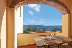 Outdoor dining - Panorama – Apartment with Terrace and Views of the Tuscan Countryside (Montespertoli)