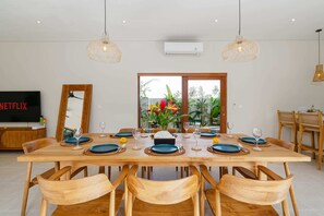 Basic Villa | Dining - Villa Laurenda (Tabanan)