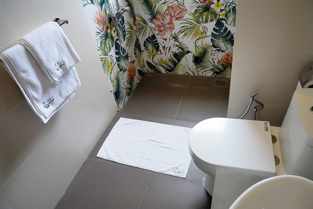 Deluxe appartement, balkon, uitzicht op lagune | Badkamer | Een douche, een haardroger, handdoeken, zeep