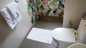 Deluxe appartement, balkon, uitzicht op lagune | Badkamer | Een douche, een haardroger, handdoeken, zeep