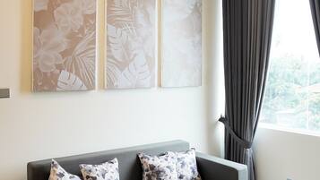 Deluxe Apartment, 2 Bedrooms, Balcony | Living area