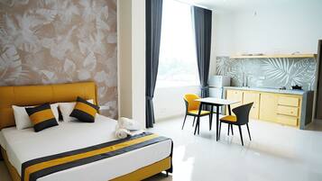 Bureau, espace de travail pour ordinateur portable, Wi-Fi gratuit