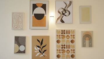 Una pared galería con diversas obras de arte abstracto.