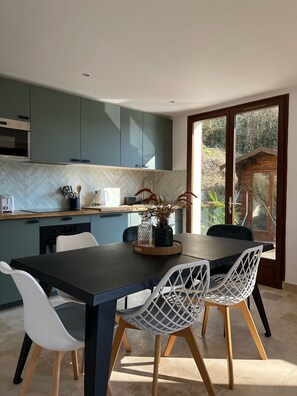 Dining - Normandy cottage with natural swimming pool (Saint-Martin-Saint-Firmin)