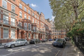 Exterior - Beautifully renovated 2-bedroom, 2-bathroom garden apartment in the heart of Kensington & Chelsea, featuring a spacious king en-suite, flexible bedding, bright living areas, and elegant finishes — perfect for families, friends, or business stays. (Greater London)