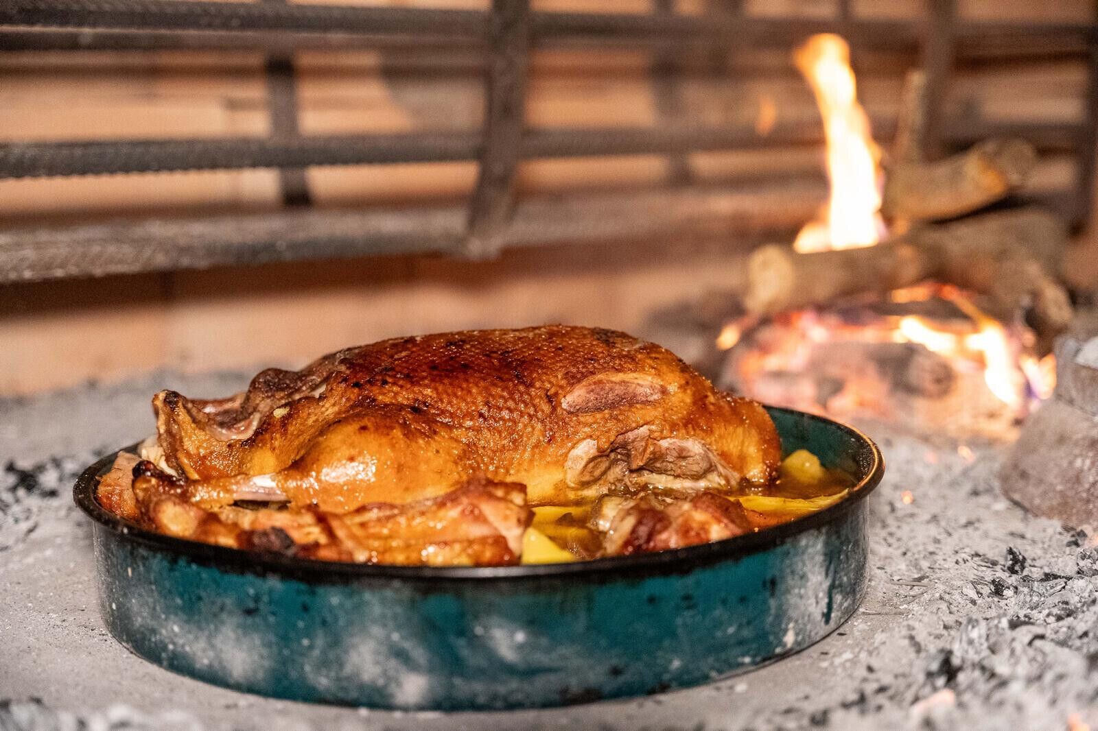 Un poulet rôti, préparé dans une poêle sur un gril.