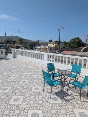Apartment, 2 Bedrooms, Balcony | Tempat makan luar