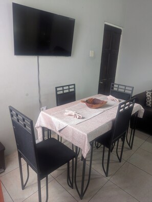 Appartement, 2 slaapkamers, balkon | Dineerruimte