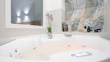 Deluxe Studio | Bathroom